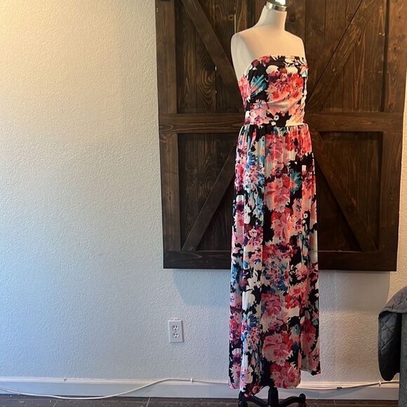 New Strapless Floral Bohemian Maxi Dress with Pockets - Picture 4 of 13